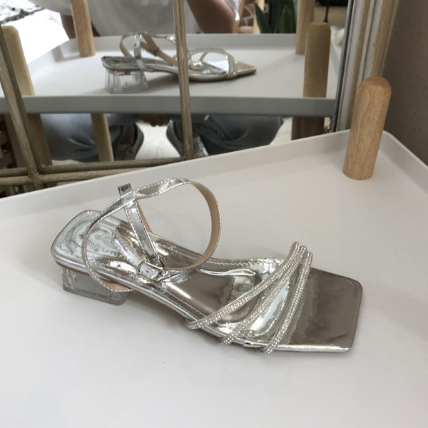 Sieviešu sandales ar spīdīgu efektu