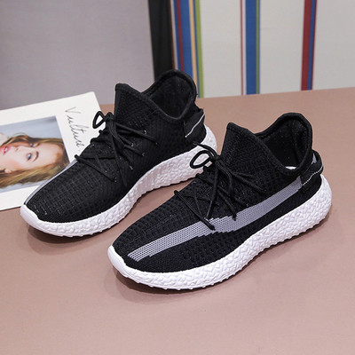 Sieviešu vasaras kedas ar mežģīnēm un plakanu zoli