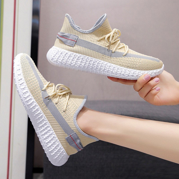 Sieviešu vasaras kedas ar mežģīnēm un plakanu zoli