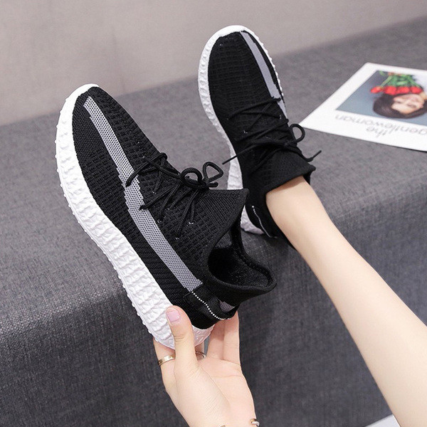 Sieviešu vasaras kedas ar mežģīnēm un plakanu zoli