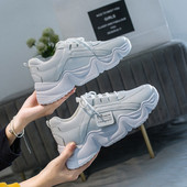 Modernas sieviešu kedas ar mežģīnēm un raupju zoli baltā krāsā