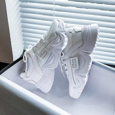 Modernas sieviešu kedas ar mežģīnēm un raupju zoli baltā krāsā