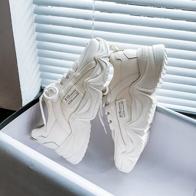 Modernas sieviešu kedas ar mežģīnēm un raupju zoli baltā krāsā