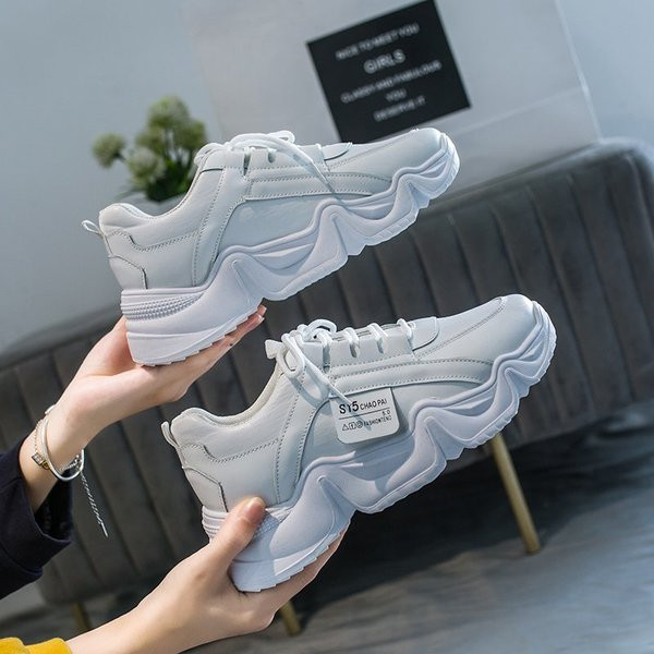 Modernas sieviešu kedas ar mežģīnēm un raupju zoli baltā krāsā