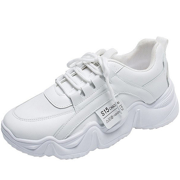 Modernas sieviešu kedas ar mežģīnēm un raupju zoli baltā krāsā