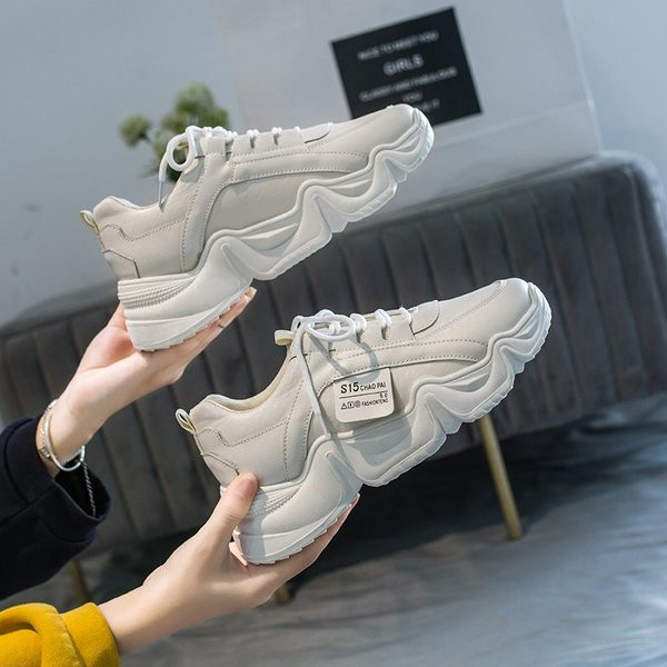 Modernas sieviešu kedas ar mežģīnēm un raupju zoli baltā krāsā