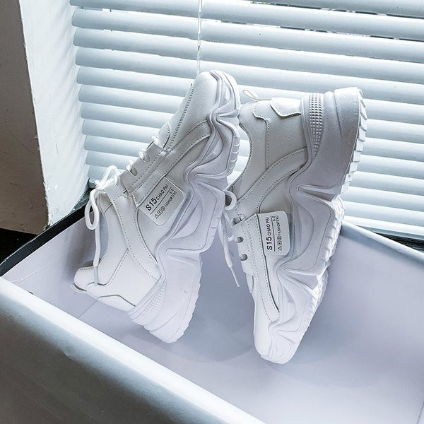 Modernas sieviešu kedas ar mežģīnēm un raupju zoli baltā krāsā