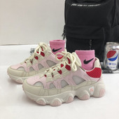 Modern női tornacipő fűzővel és mintával