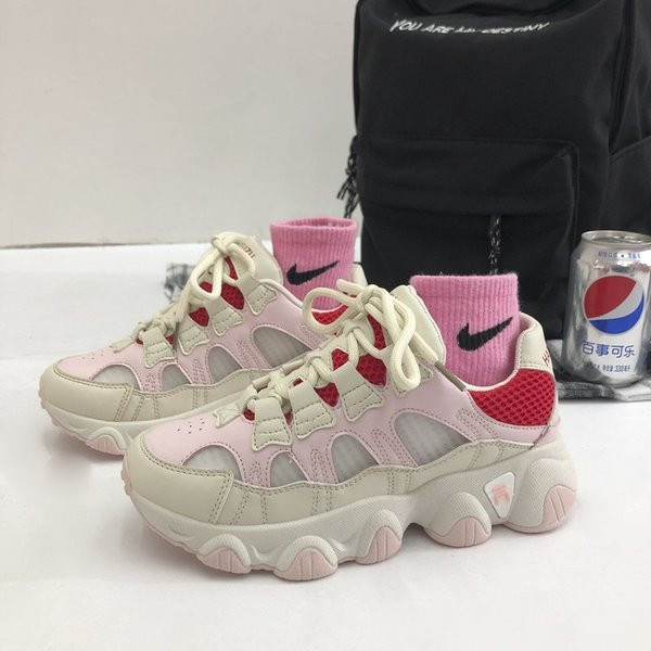 Modern női tornacipő fűzővel és mintával