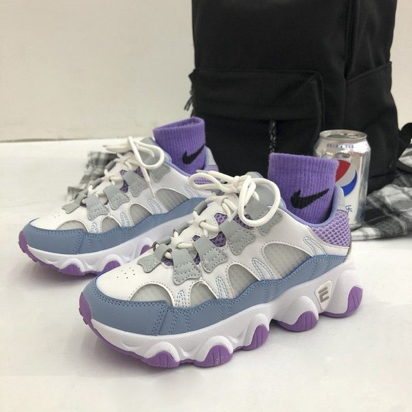 Modern női tornacipő fűzővel és mintával