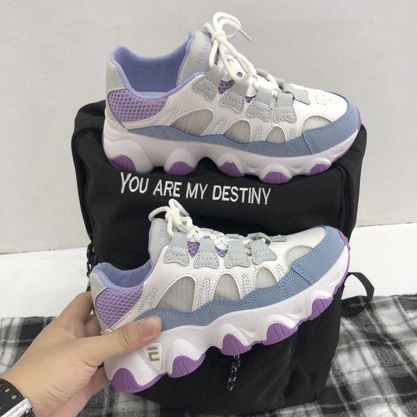 Modern női tornacipő fűzővel és mintával