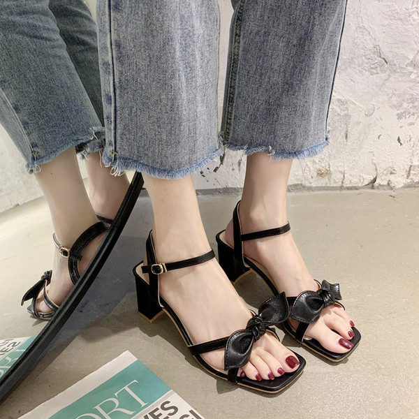 Modern női szandál 6,5 cm vastag sarokkal és szalaggal