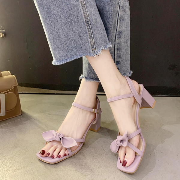 Modern női szandál 6,5 cm vastag sarokkal és szalaggal