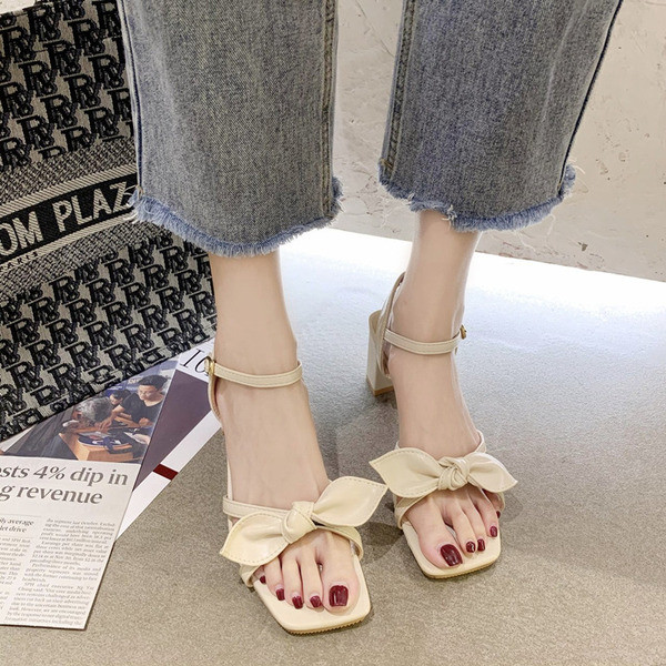 Modern női szandál 6,5 cm vastag sarokkal és szalaggal