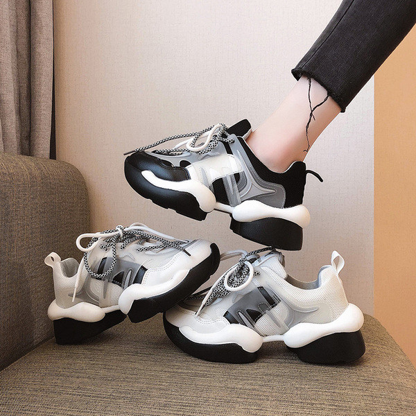 Jauns sieviešu kedu modelis ar mežģīnēm un rupju zoli baltā un melnā krāsā