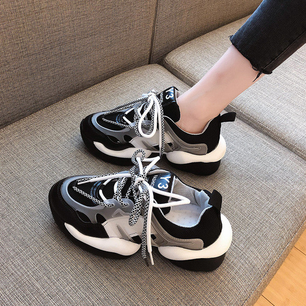 Jauns sieviešu kedu modelis ar mežģīnēm un rupju zoli baltā un melnā krāsā