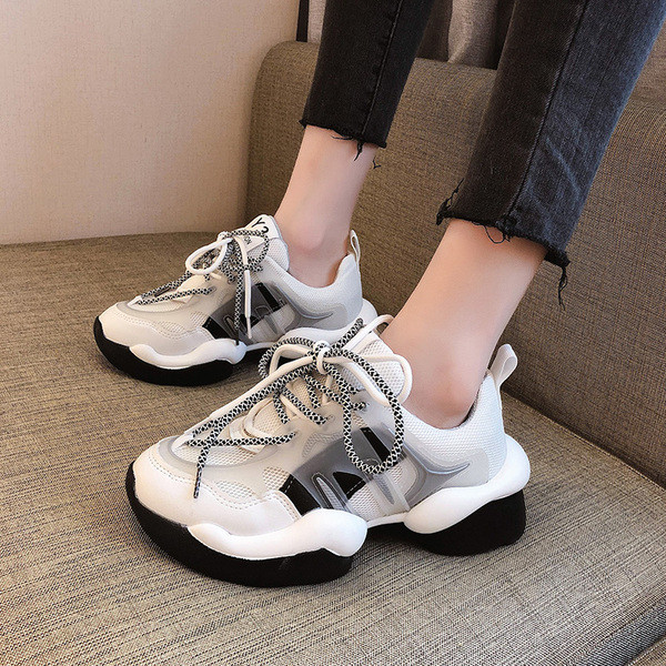 Jauns sieviešu kedu modelis ar mežģīnēm un rupju zoli baltā un melnā krāsā