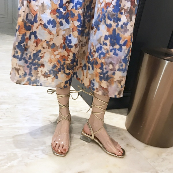 Sieviešu zemās sandales ar eko ādas un silikona lencēm