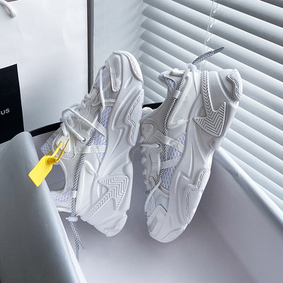 Sportiskas ikdienas sieviešu kedas ar mežģīnēm un raupju zoli