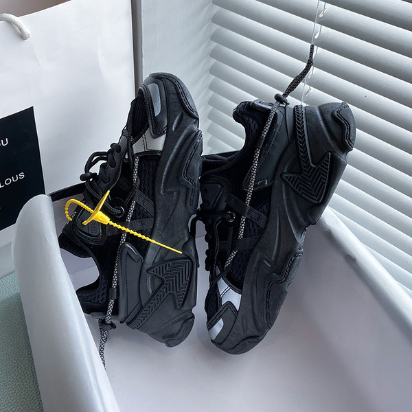 Sportiskas ikdienas sieviešu kedas ar mežģīnēm un raupju zoli