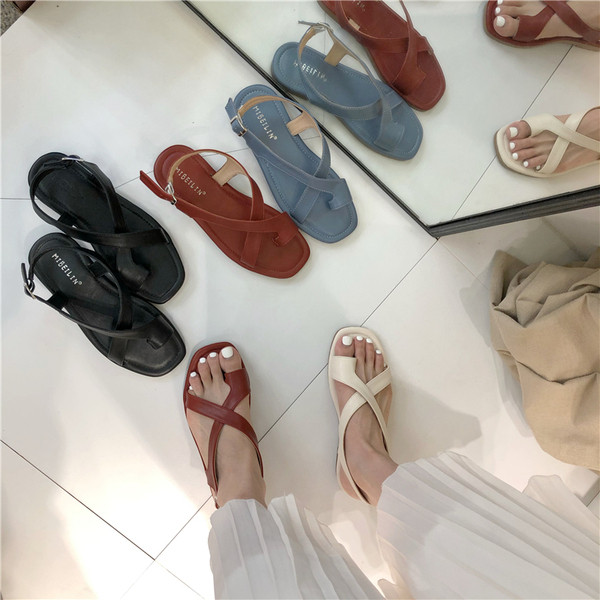 Ikdienas zemas sandales ar plakanām zolēm