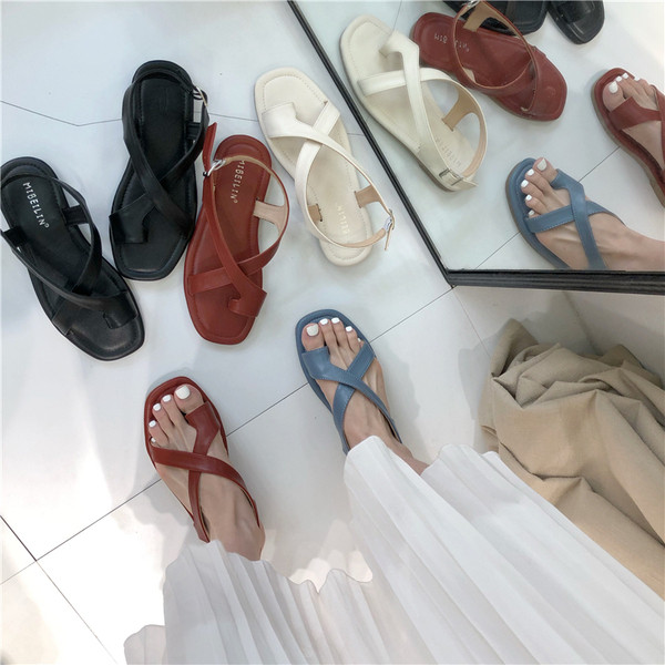 Ikdienas zemas sandales ar plakanām zolēm