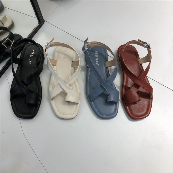 Ikdienas zemas sandales ar plakanām zolēm