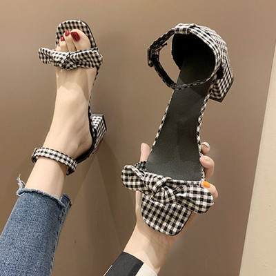 Női szandál szalaggal és 6 cm-es sarokkal - két modell