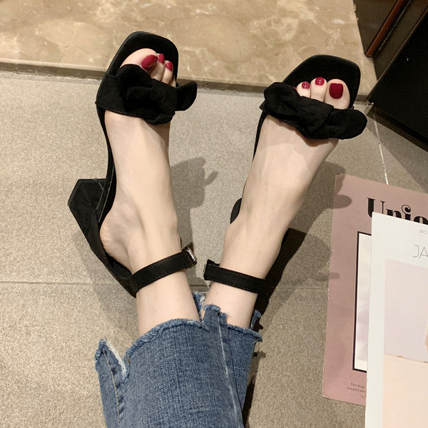 Női szandál szalaggal és 6 cm-es sarokkal - két modell