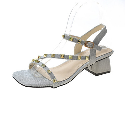 Sieviešu sandales ar spīdīgām daļiņām un metāla elementu