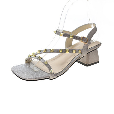 Sieviešu sandales ar spīdīgām daļiņām un metāla elementu