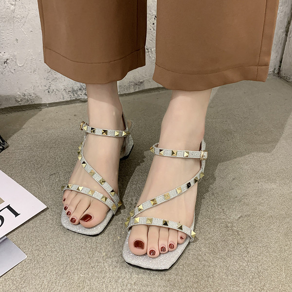 Sieviešu sandales ar spīdīgām daļiņām un metāla elementu