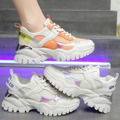 Ženske tenisice s vezicama i sjajnim efektom