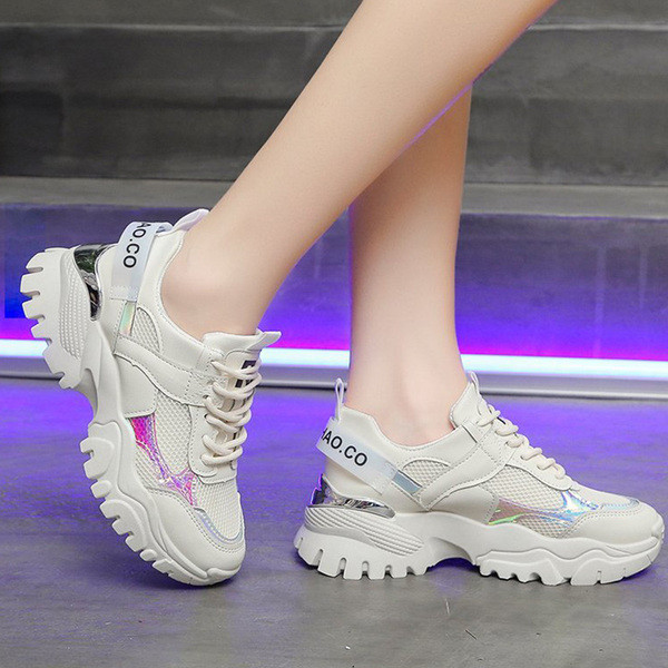 Ženske tenisice s vezicama i sjajnim efektom