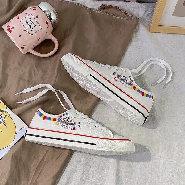 Ikdienas sieviešu kedas ar izšuvumiem un saitēm