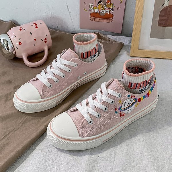 Ikdienas sieviešu kedas ar izšuvumiem un saitēm