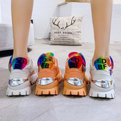 Modernas sieviešu kedas baltā un oranžā krāsā ar mežģīnēm