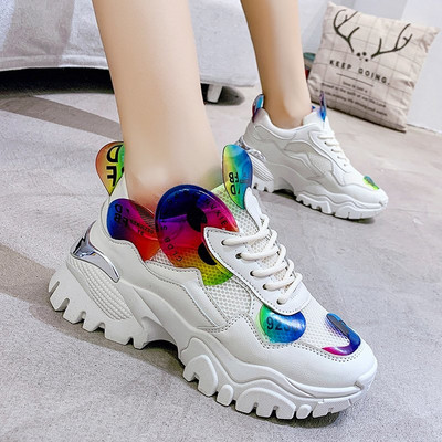 Modernas sieviešu kedas baltā un oranžā krāsā ar mežģīnēm