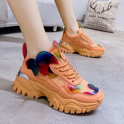 Modernas sieviešu kedas baltā un oranžā krāsā ar mežģīnēm