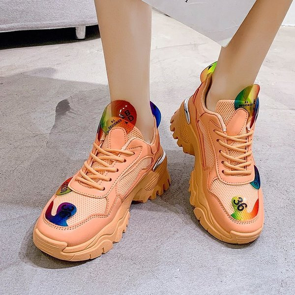 Modernas sieviešu kedas baltā un oranžā krāsā ar mežģīnēm