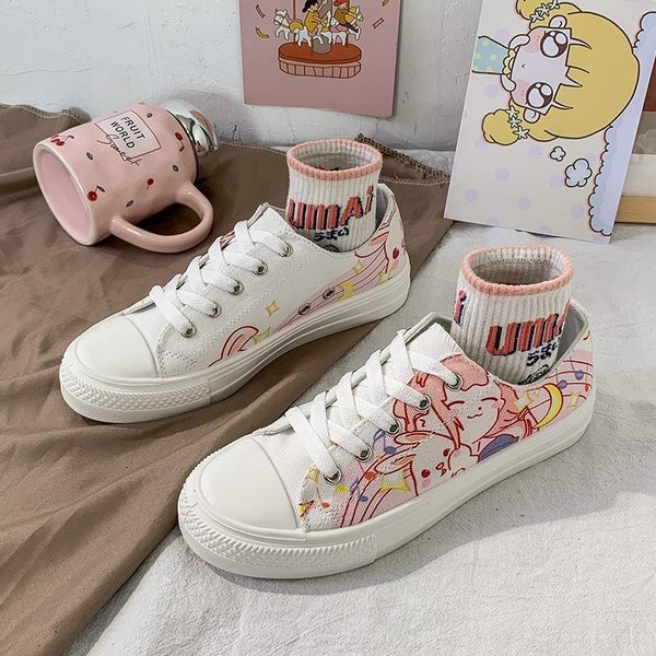 Krāsainas sieviešu kedas ar mežģīnēm un aplikācijām