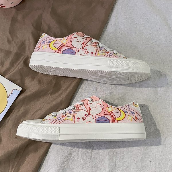 Krāsainas sieviešu kedas ar mežģīnēm un aplikācijām