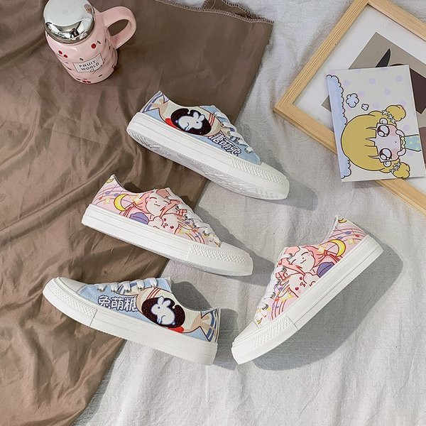 Krāsainas sieviešu kedas ar mežģīnēm un aplikācijām