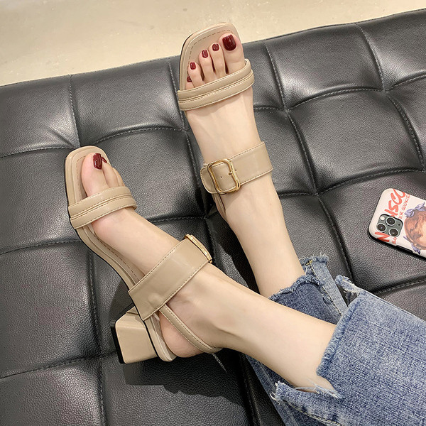 Ikdienas sieviešu sandales ar sprādzi un 5,5 cm papēdi