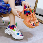 Krāsainas sieviešu kedas ar mežģīnēm un raupju zoli