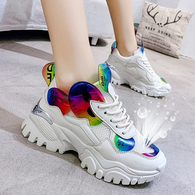 Krāsainas sieviešu kedas ar mežģīnēm un raupju zoli