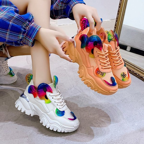 Krāsainas sieviešu kedas ar mežģīnēm un raupju zoli