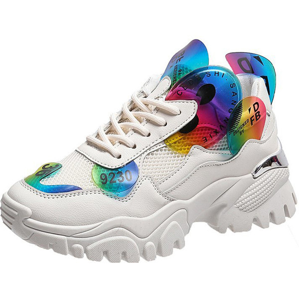 Krāsainas sieviešu kedas ar mežģīnēm un raupju zoli