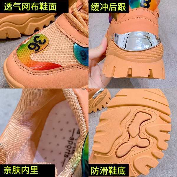 Krāsainas sieviešu kedas ar mežģīnēm un raupju zoli