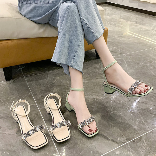 Modern női szandál pánttal és kövekkel